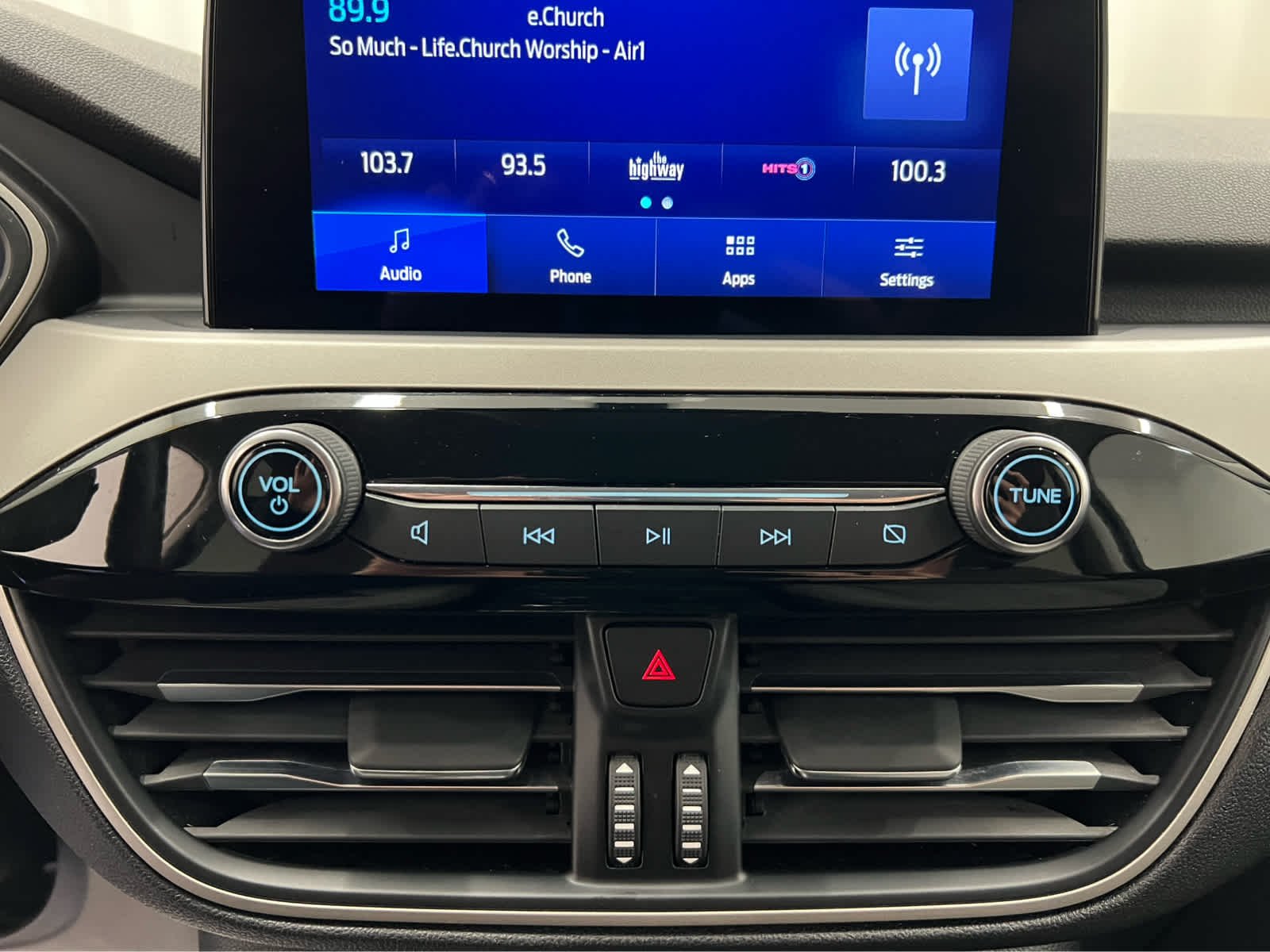 Used 2021 Oxford White Ford SE image 19