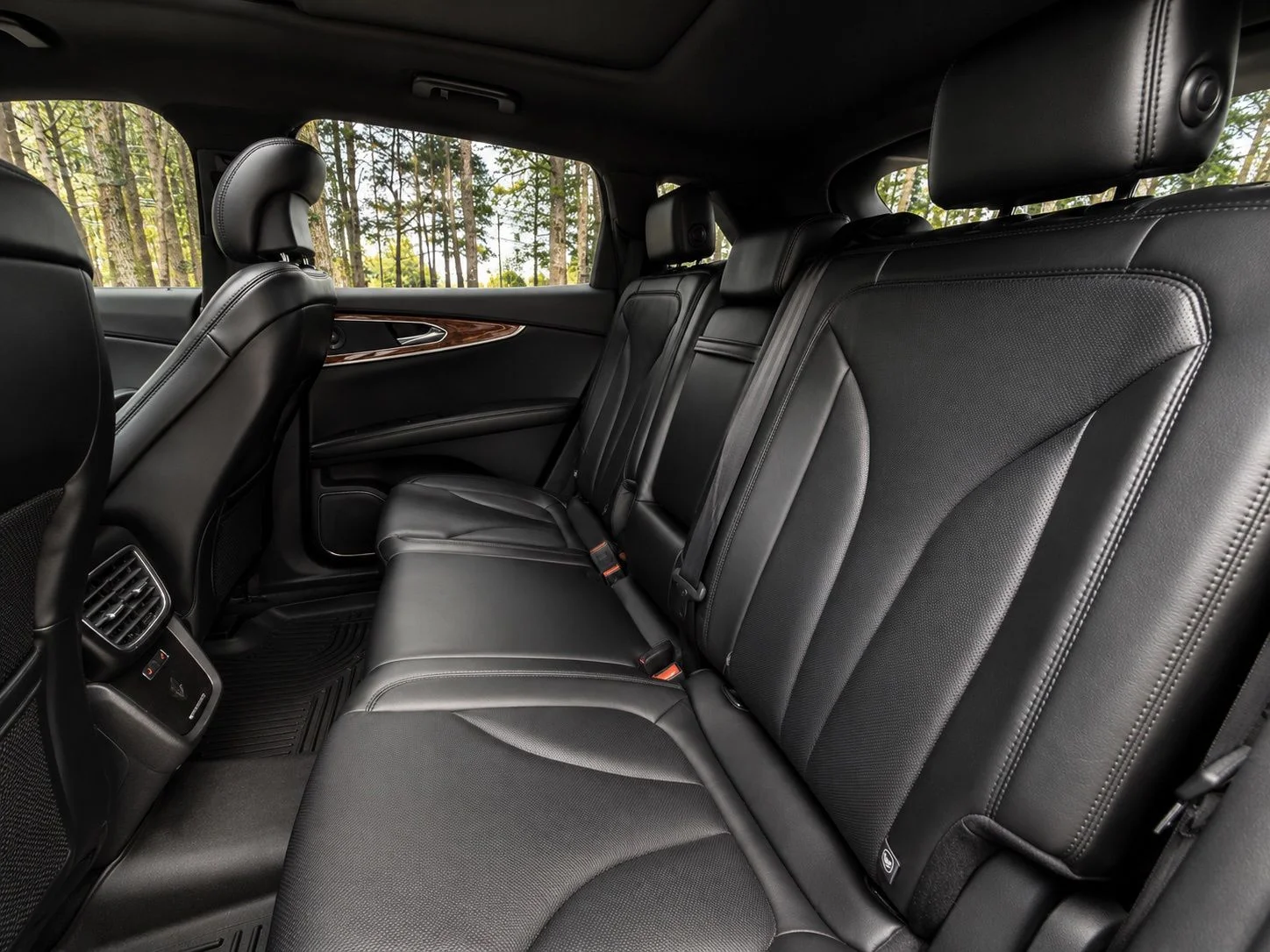Used 2016 White Platinum Clearcoat Metallic Lincoln Reserve image 13