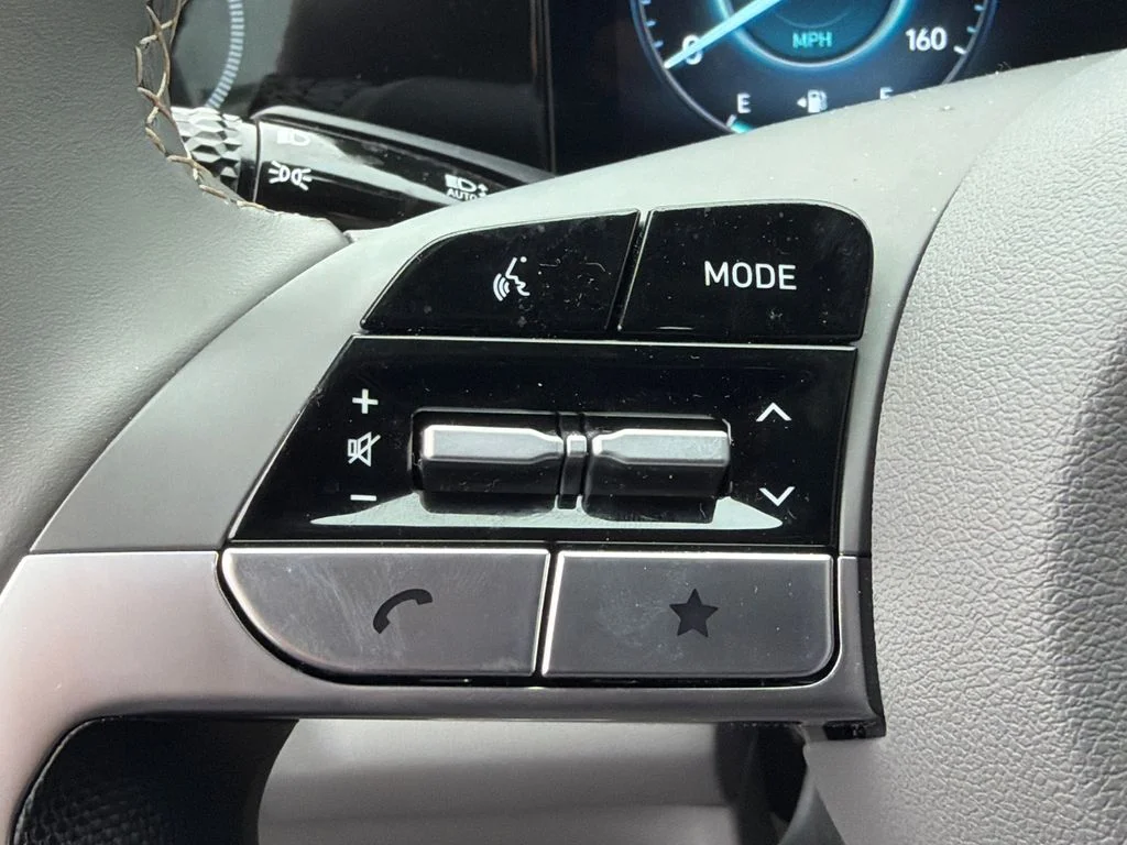 Used 2025 White Hyundai SEL Sport image 24