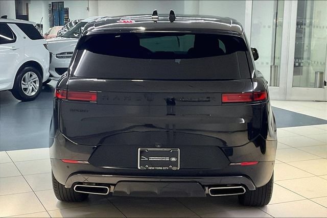 Used 2024 Black Land Rover SE image 3