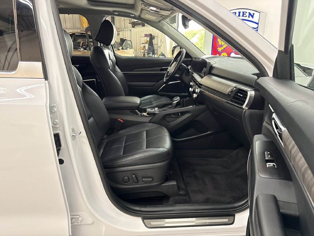 Used 2024 White Pearl Kia SX image 18