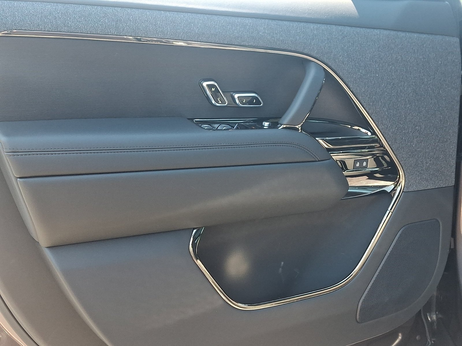 New 2026 Charente Grey Land Rover Dynamic SE image 7
