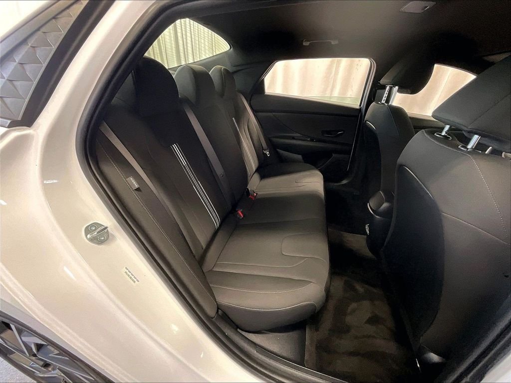 Used 2025 White Hyundai SEL Sport image 16