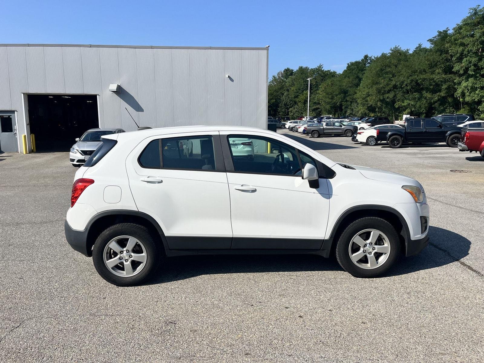 Used 2015 Summit White Chevrolet LS image 8