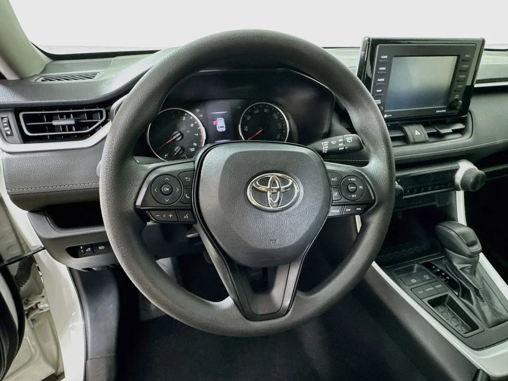 Used 2020 White Toyota LE image 11