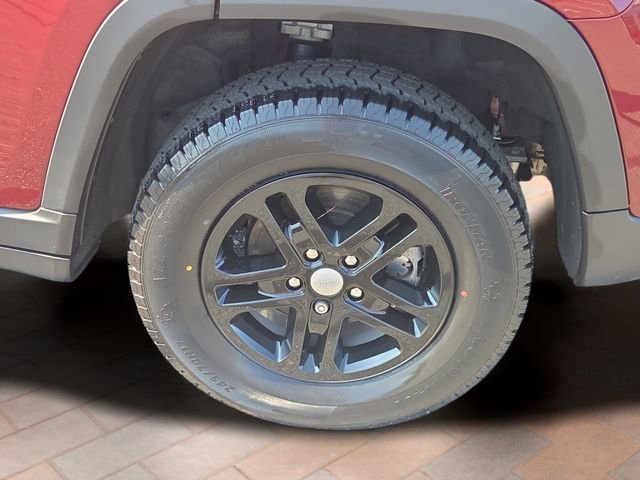 Used 2023 Velvet Jeep Laredo image 24
