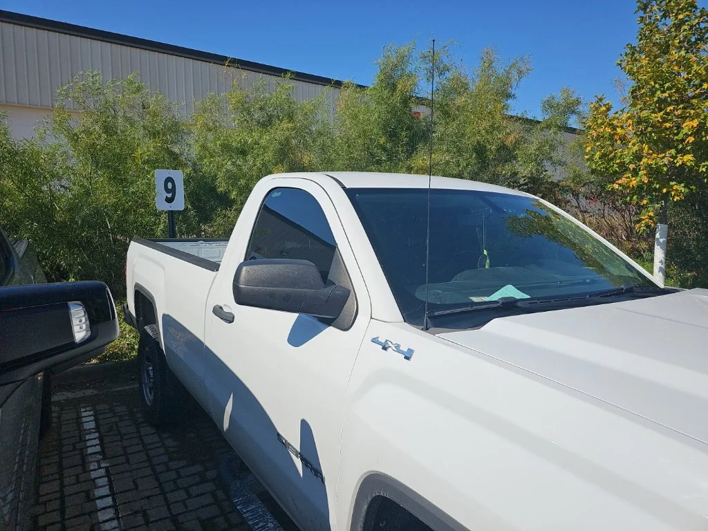 Used 2018 White GMC Base image 8