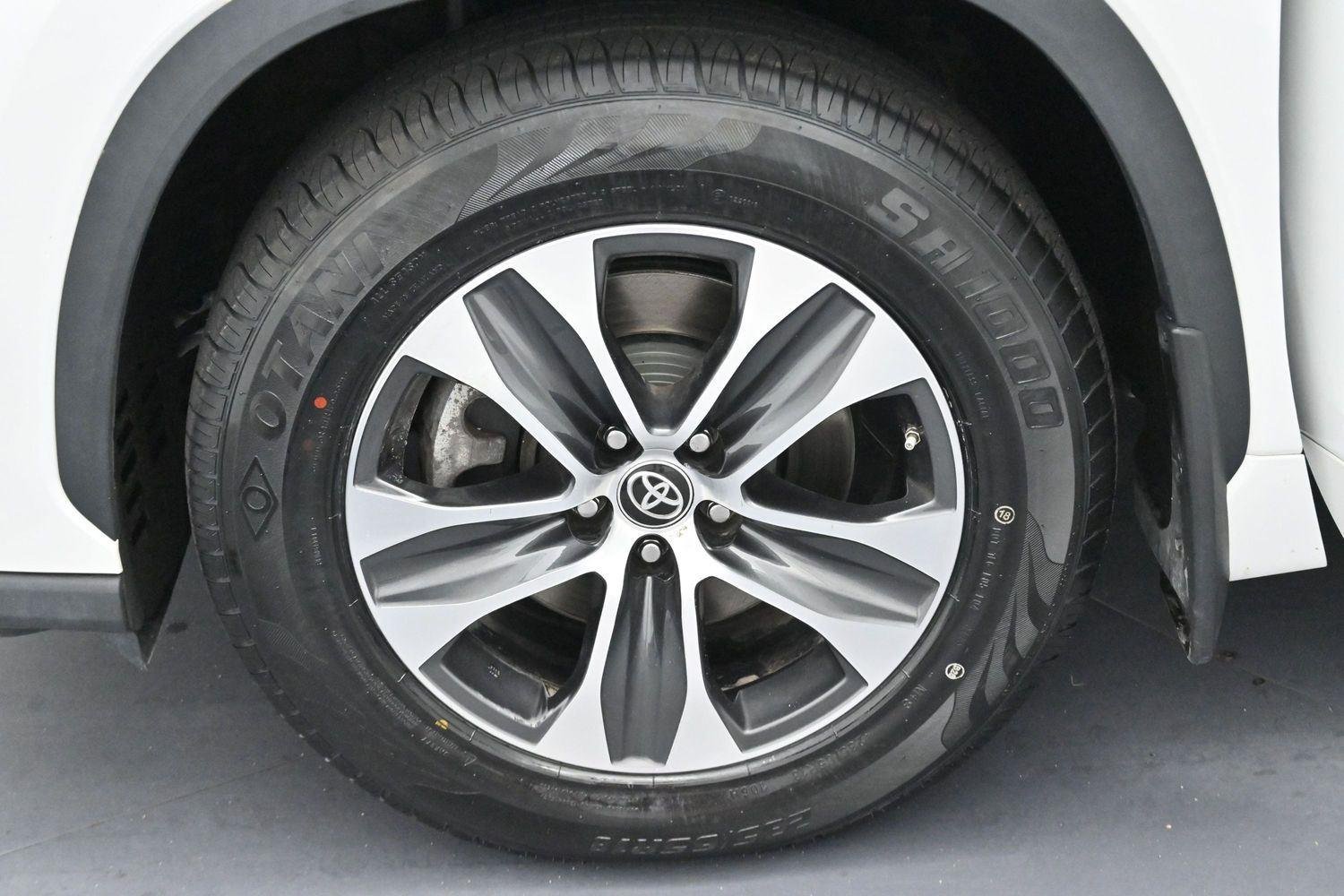 Used 2022 Wind Chill Pearl Toyota XLE image 41
