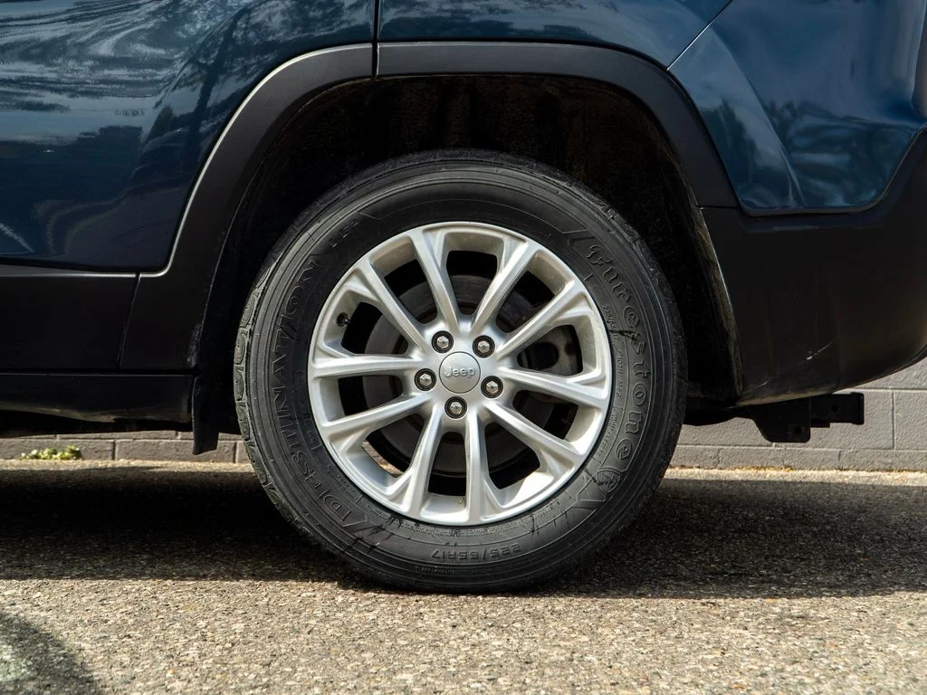 Used 2019 Blue Jeep Latitude image 13