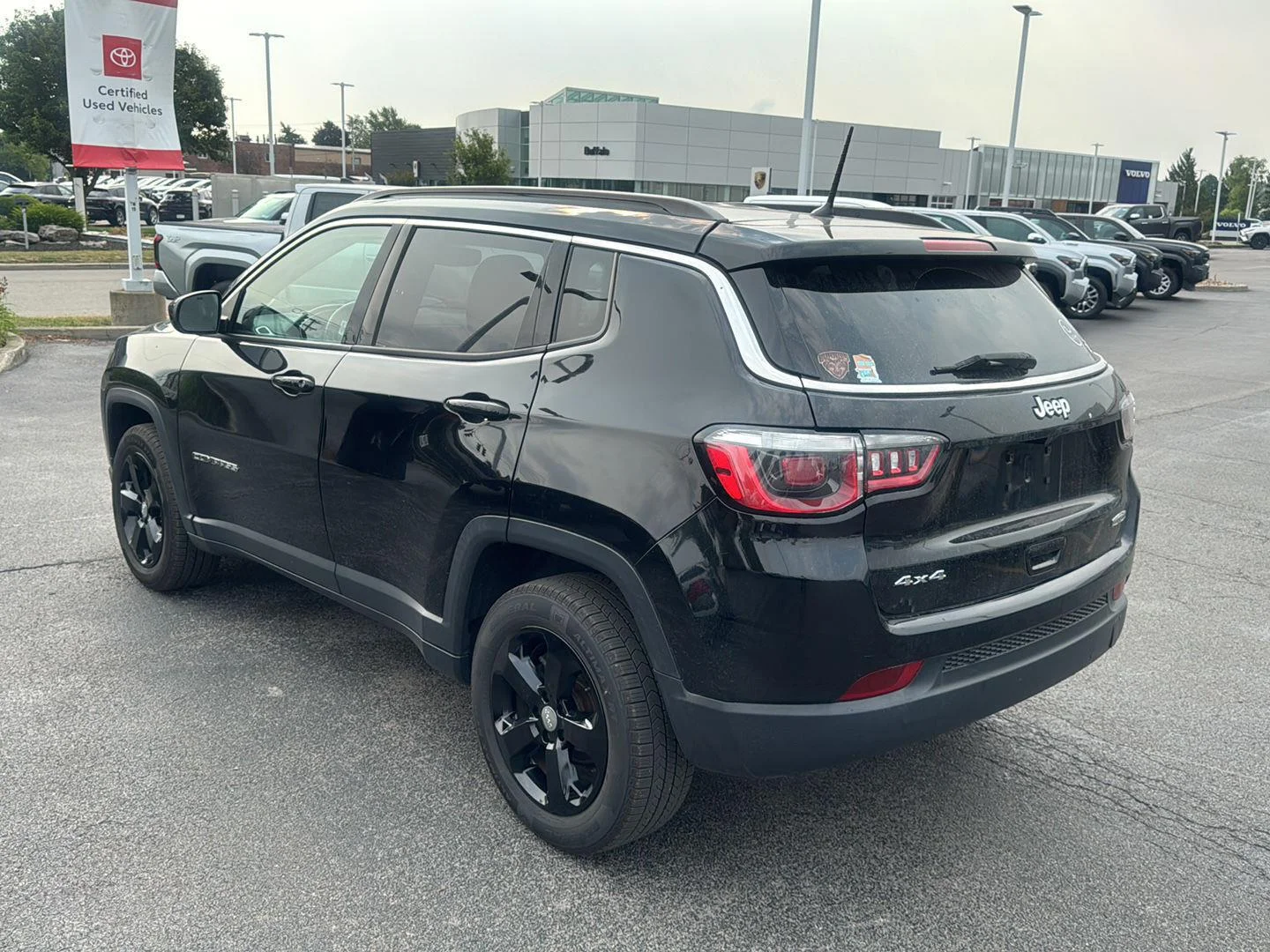 Used 2018 Diamond Black Crystal Pearlcoat Jeep Latitude image 4