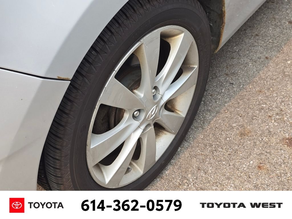 Used 2013 Silver Hyundai SE image 11