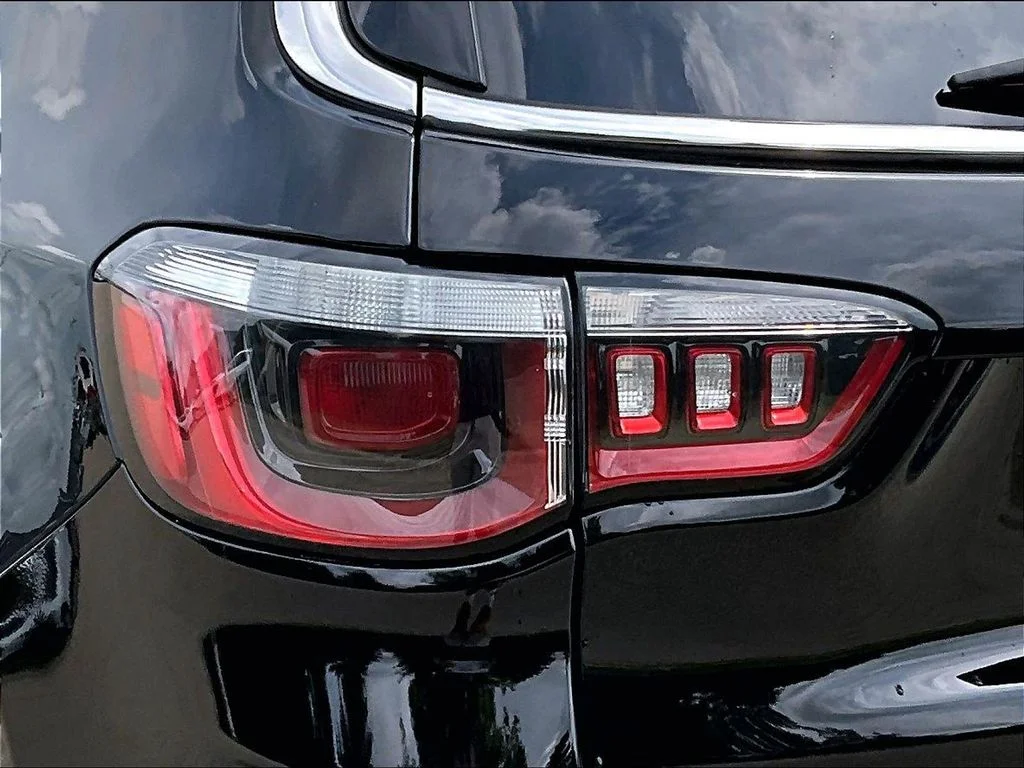 Used 2018 Black Jeep Latitude image 27