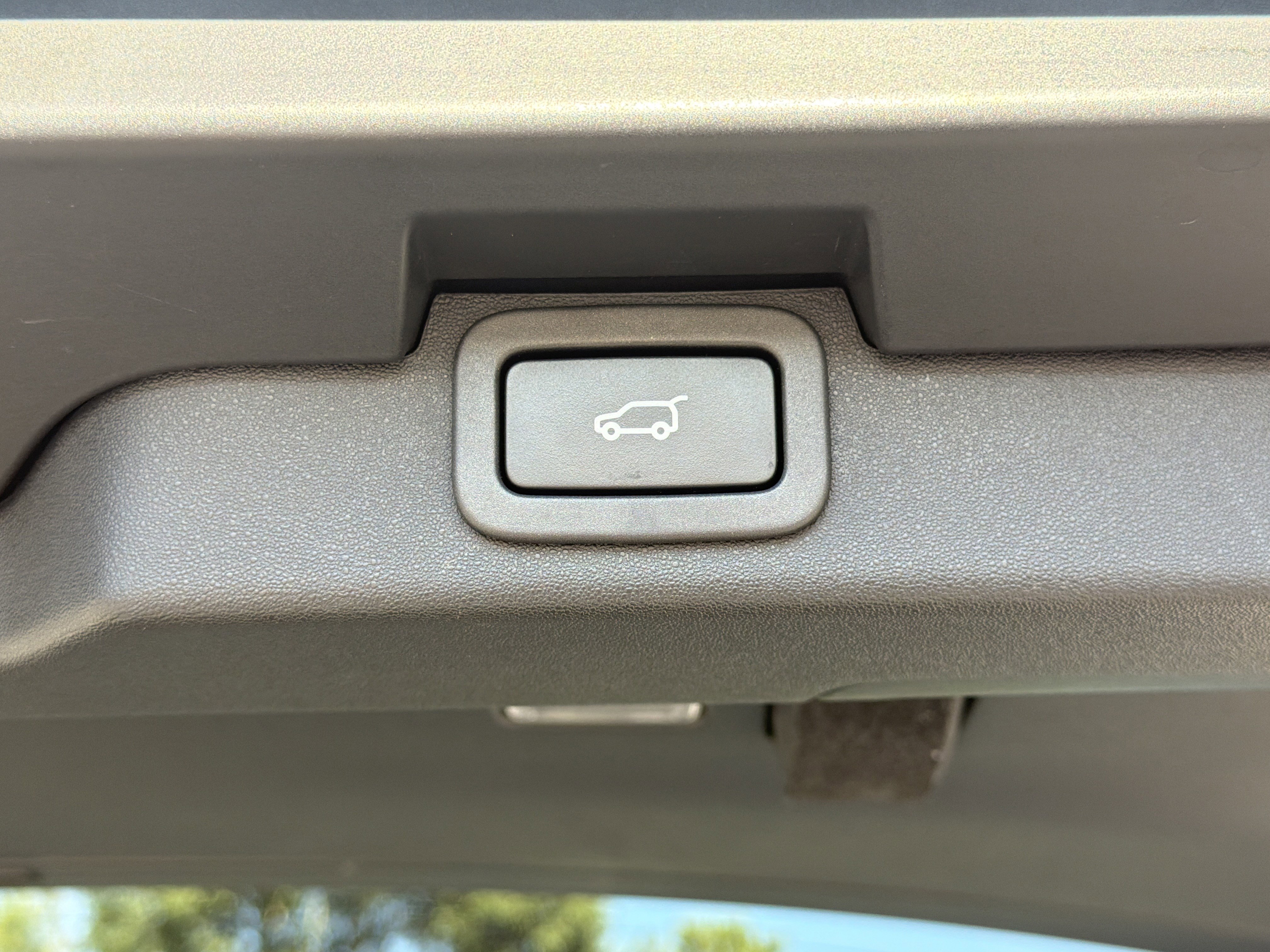 Used 2020 Fuji White Land Rover Landmark Edition image 23