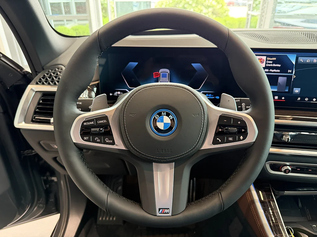 New 2026 Dravit Grey Metallic BMW xDrive50e image 9