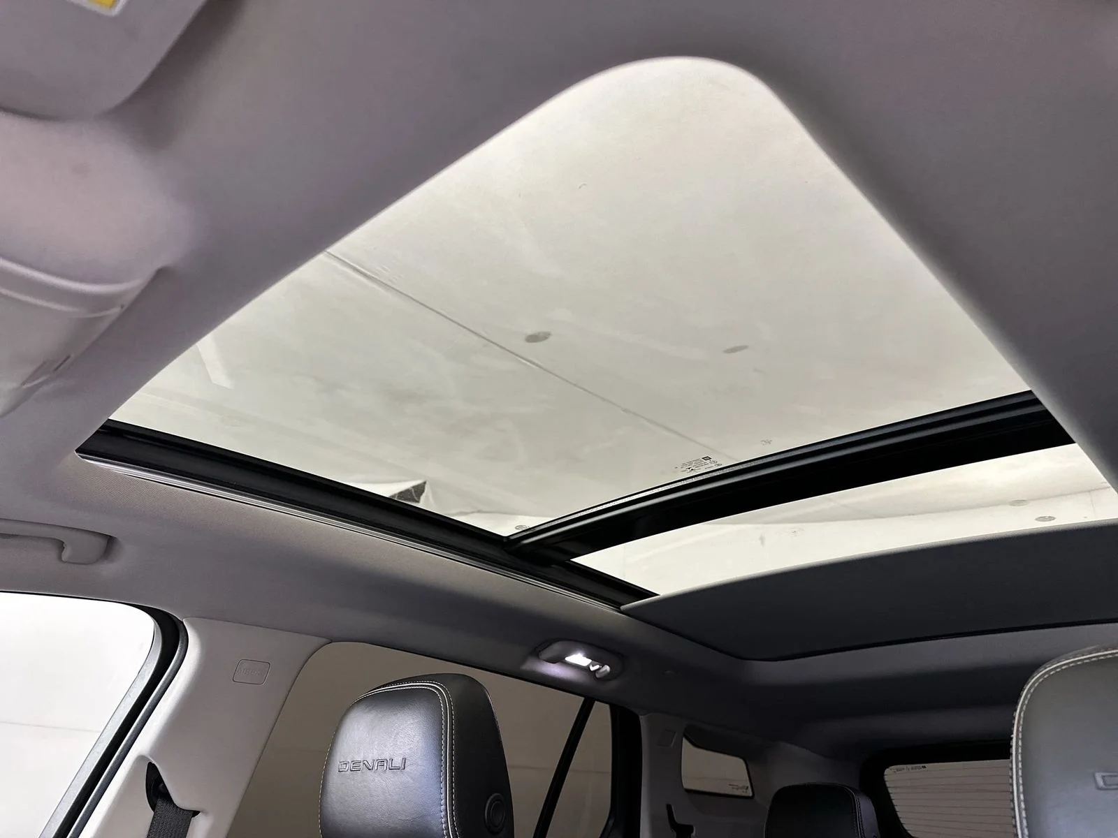 Used 2018 White GMC Denali image 22