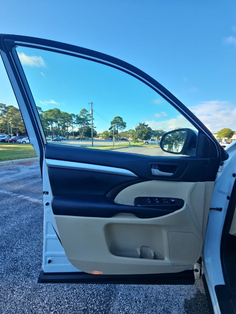 Used 2017 White Toyota XLE image 28
