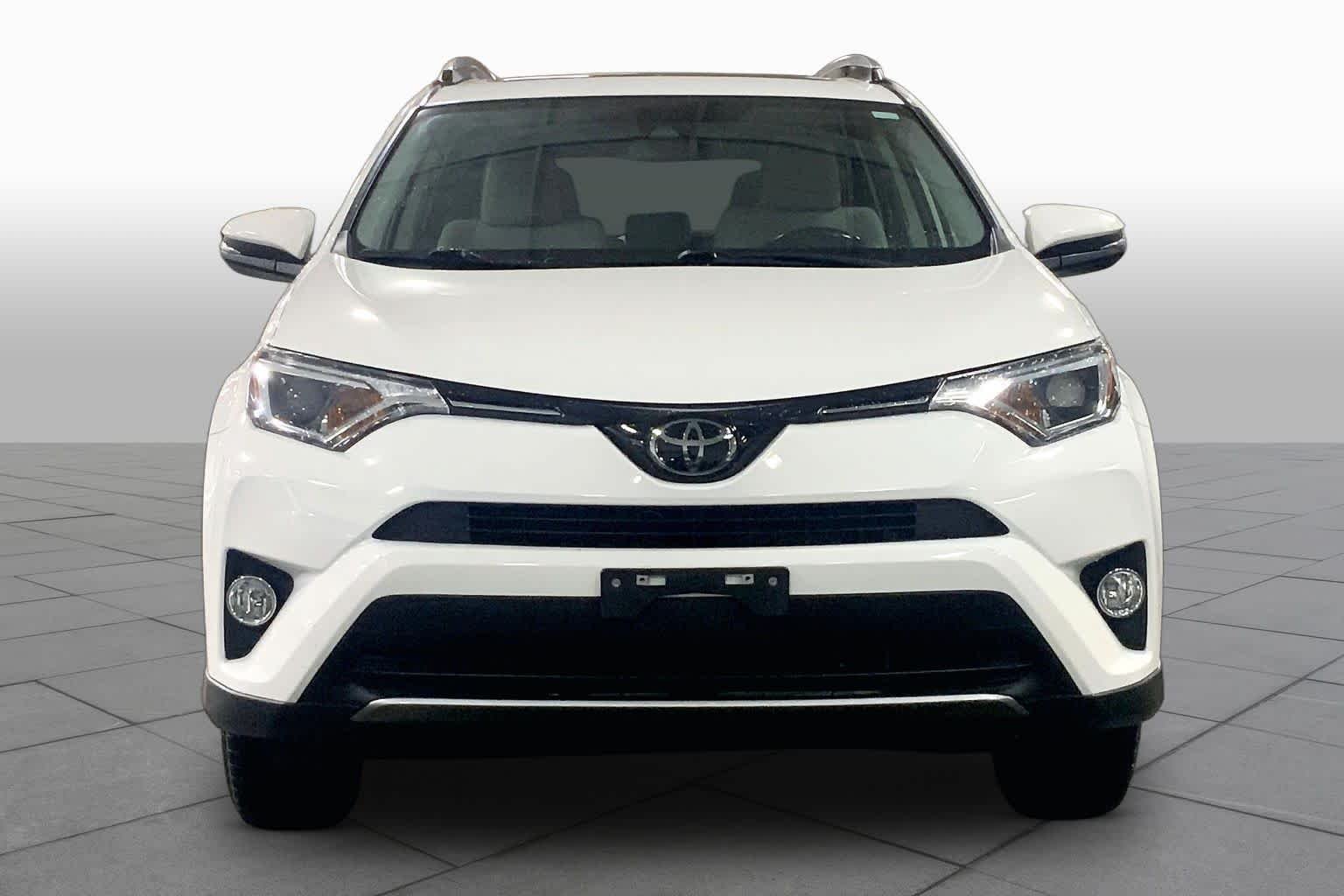 Used 2018 Super White Toyota XLE image 4