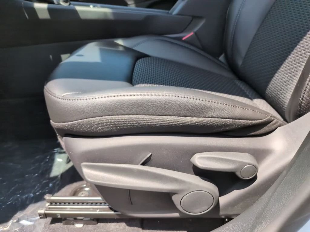 New 2026 Bright White Clearcoat Jeep Latitude image 18