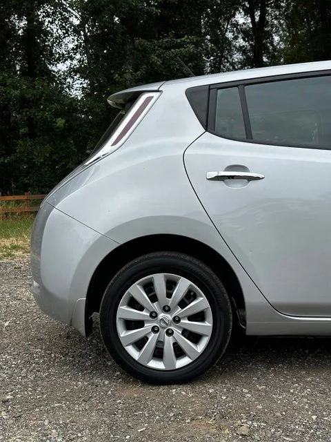 Used 2017 Brilliant Silver Nissan S image 33