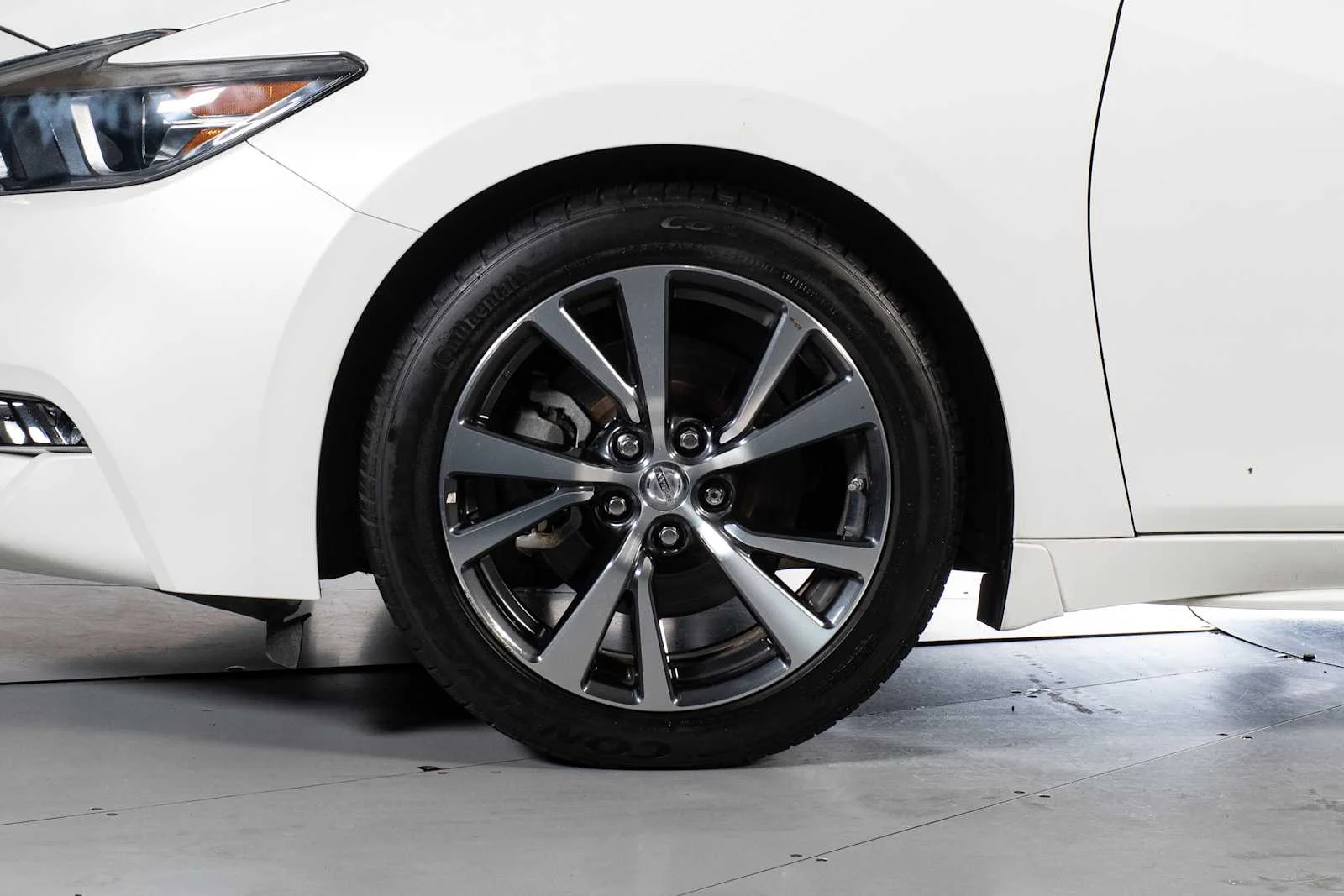 Used 2017 Pearl White Nissan Platinum image 11