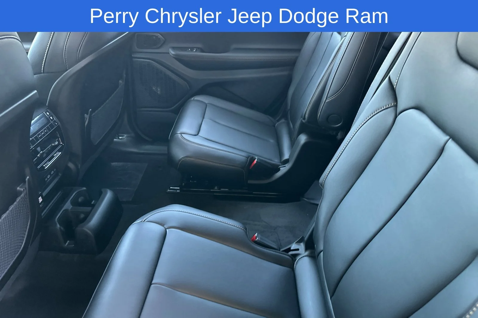 New 2026 Diamond Black Crystal Pearl-Coat Exterior Paint Jeep Limited image 8