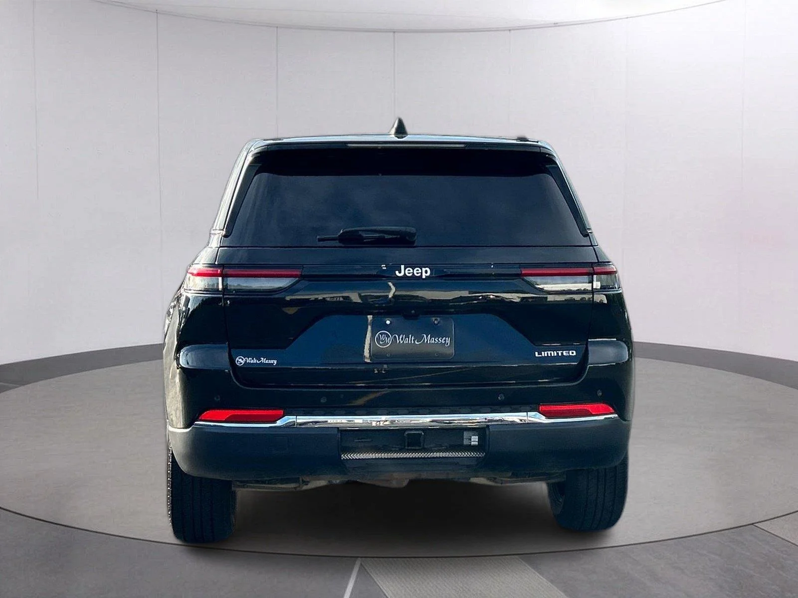 Used 2024 Diamond Black Crystal Pearlcoat Jeep Limited image 4