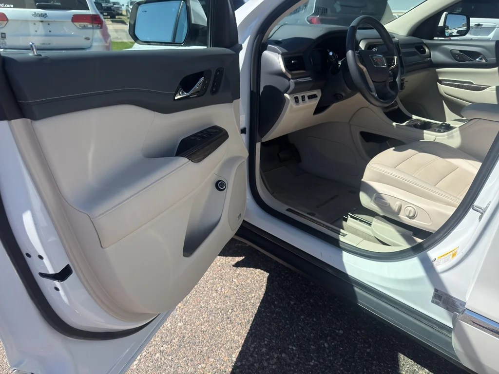 Used 2022 White Frost Tricoat GMC Denali image 10