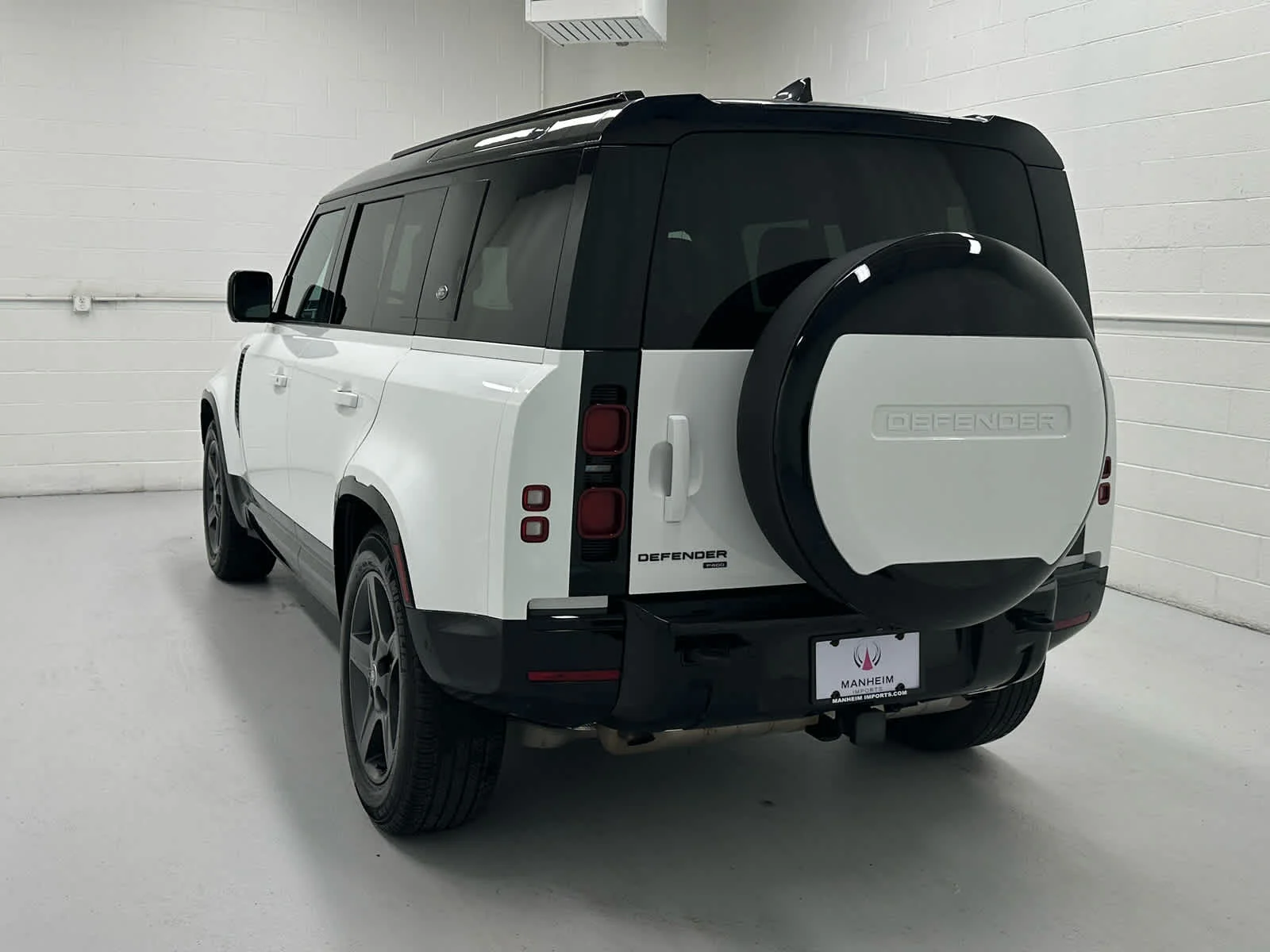 Used 2023 Fuji White Land Rover X-Dynamic SE image 8