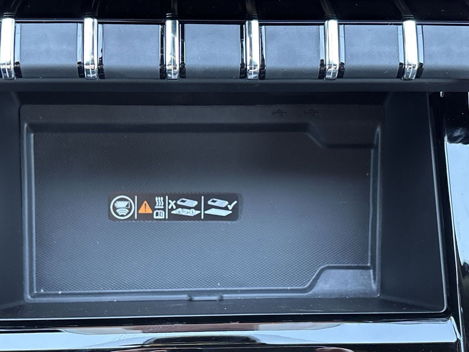 Used 2025 Onyx Black GMC 4WD 4dr Elevation image 8
