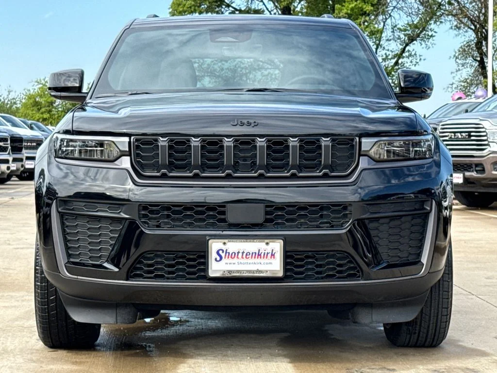 New 2026 Diamond Black Crystal Pearl-Coat Exterior Paint Jeep Altitude image 2