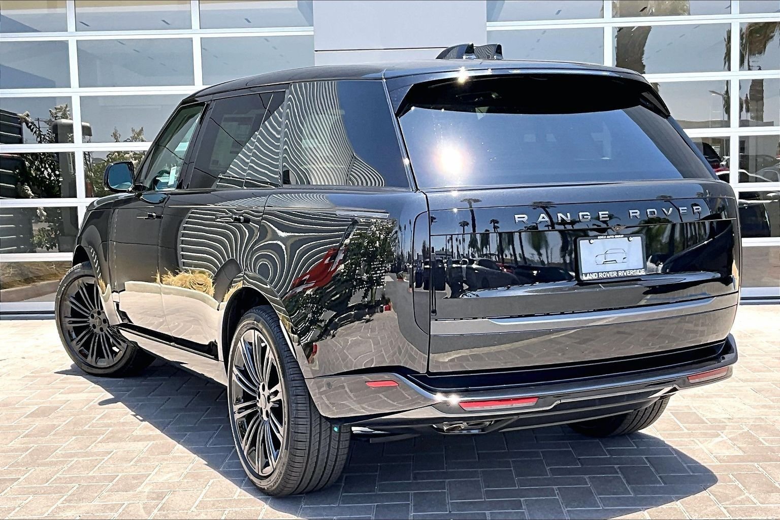 New 2026 Santorini Black LAND ROVER SE LWB 7-Seats / V8 image 3