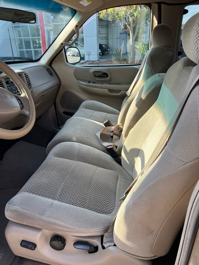 Used 2001 Gold Ford Lariat image 6