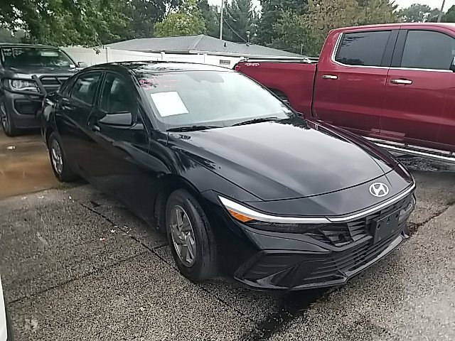 Used 2025 Black Hyundai SE image 1