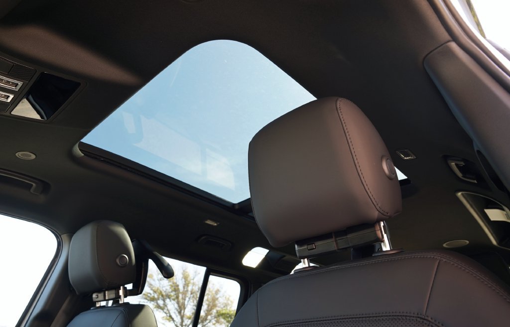 New 2026 Fuji White Land Rover X-Dynamic SE image 13