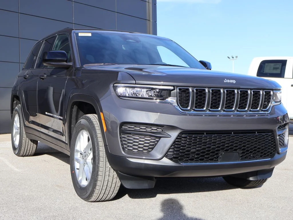 New 2026 Baltic Gray Metallic Clear-Coat Exterior Paint Jeep Laredo X image 6