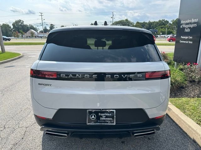 Used 2024 White Land Rover SE image 4