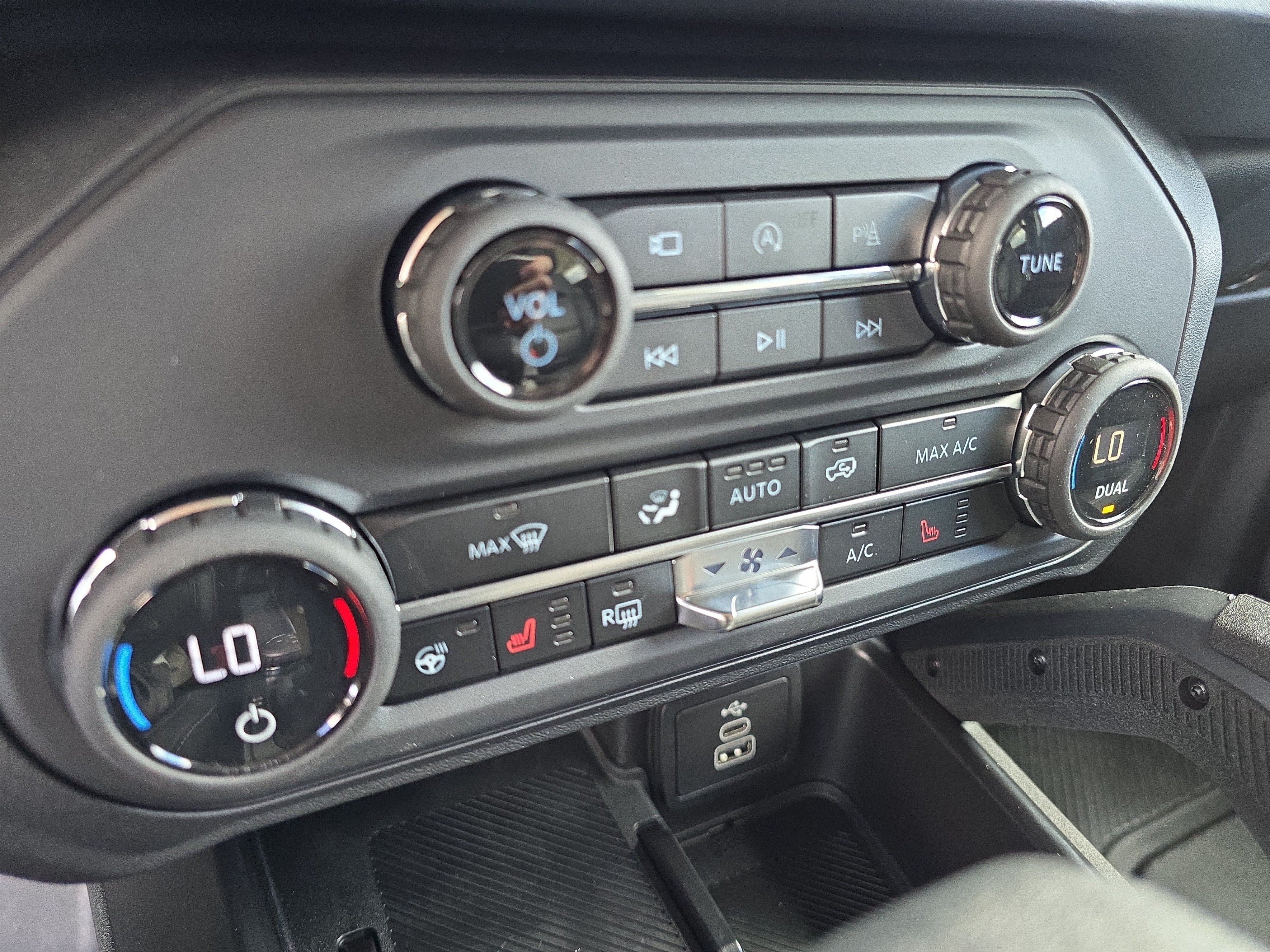 New 2026 Velocity Blue Metallic Ford Badlands® image 23