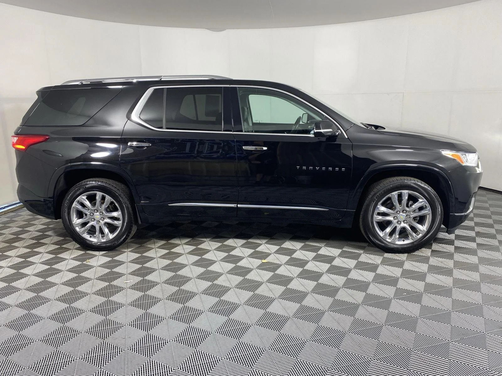 Used 2020 Mosaic Black Metallic Chevrolet High Country image 10