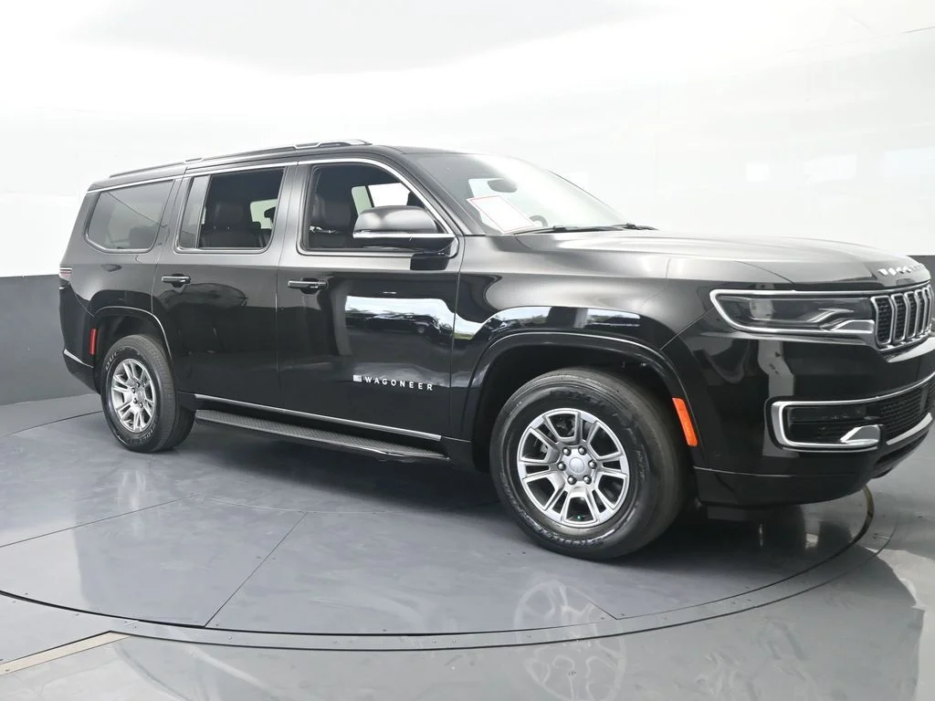 Used 2023 Diamond Black Crystal Pearlcoat Jeep Base image 7