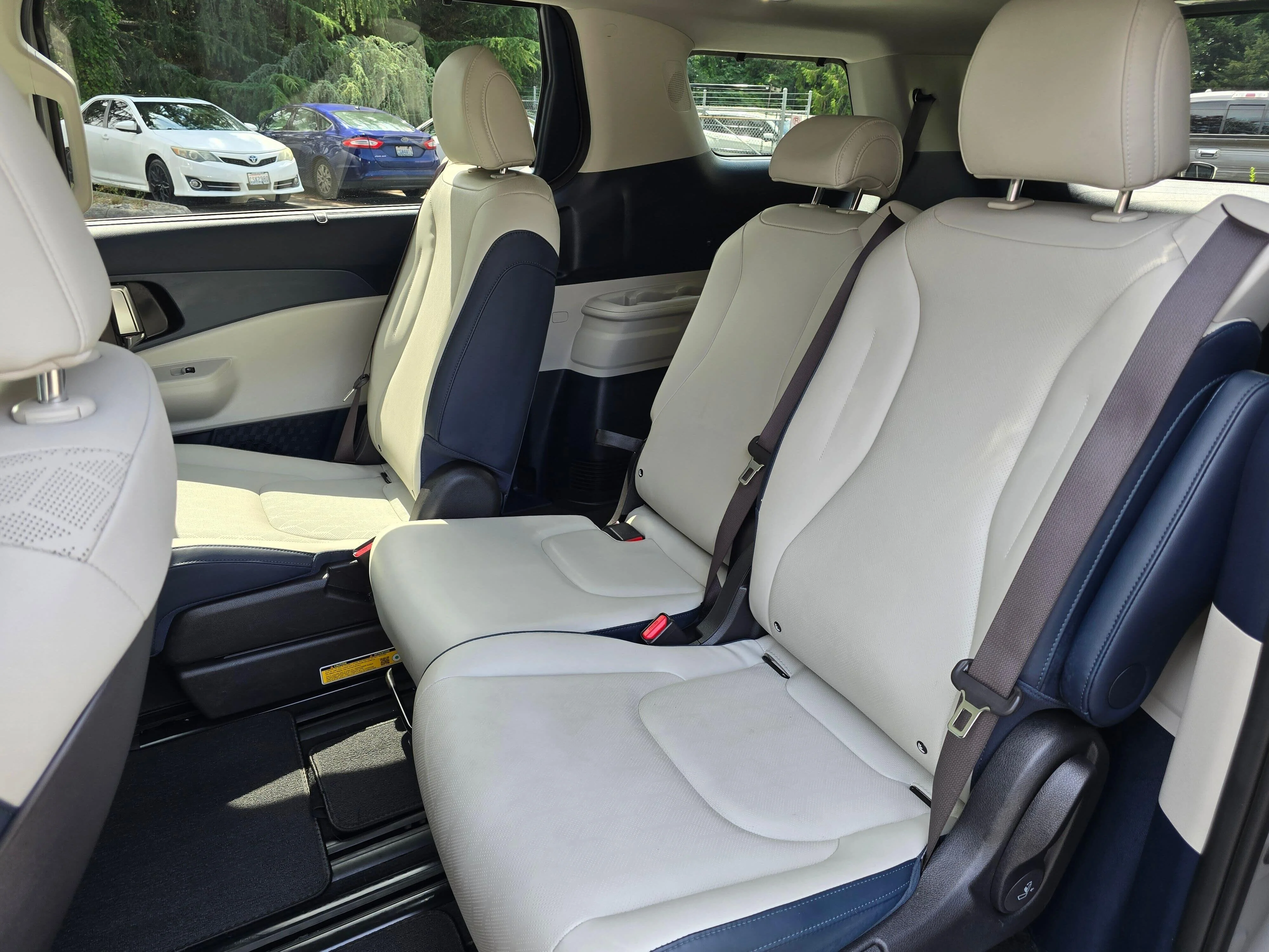 Used 2025 Ceramic White Kia SX image 9
