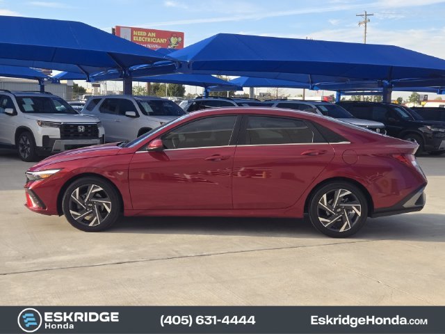 Used 2025 Red Hyundai SEL Convenience image 4