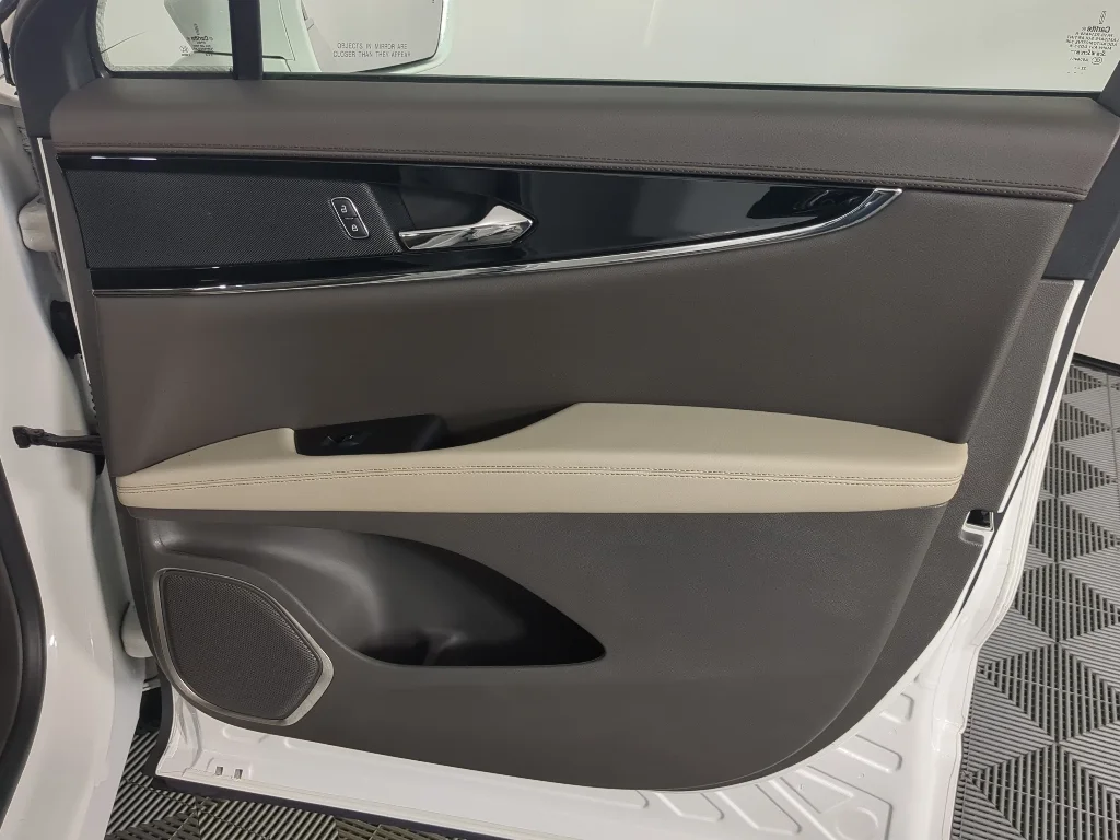 Used 2022 White Lincoln Standard image 21