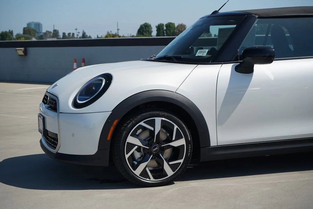 New 2026 White MINI Signature Plus image 3