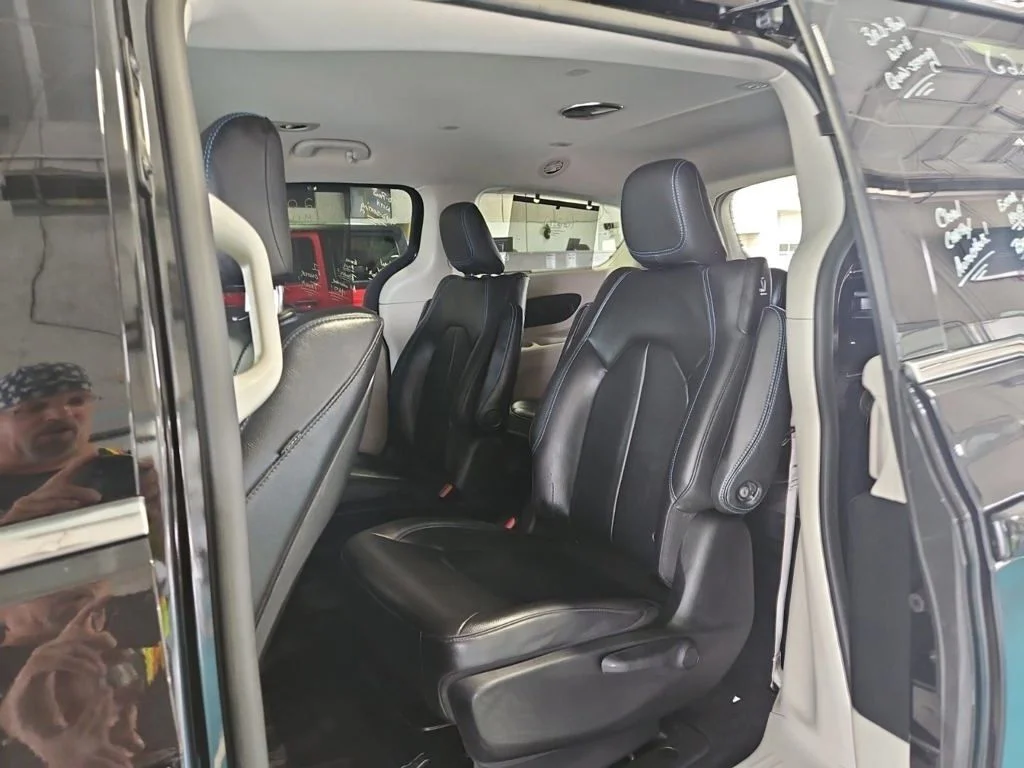 Used 2021 Black Chrysler Touring L image 10