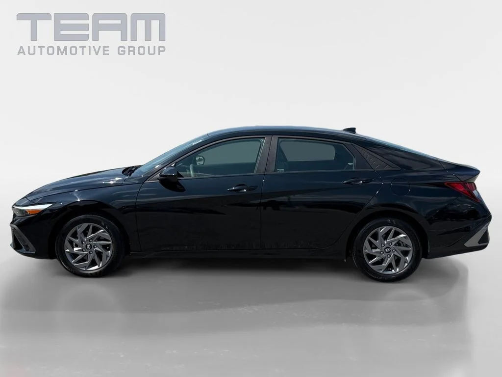 Used 2024 Black Hyundai SEL image 4