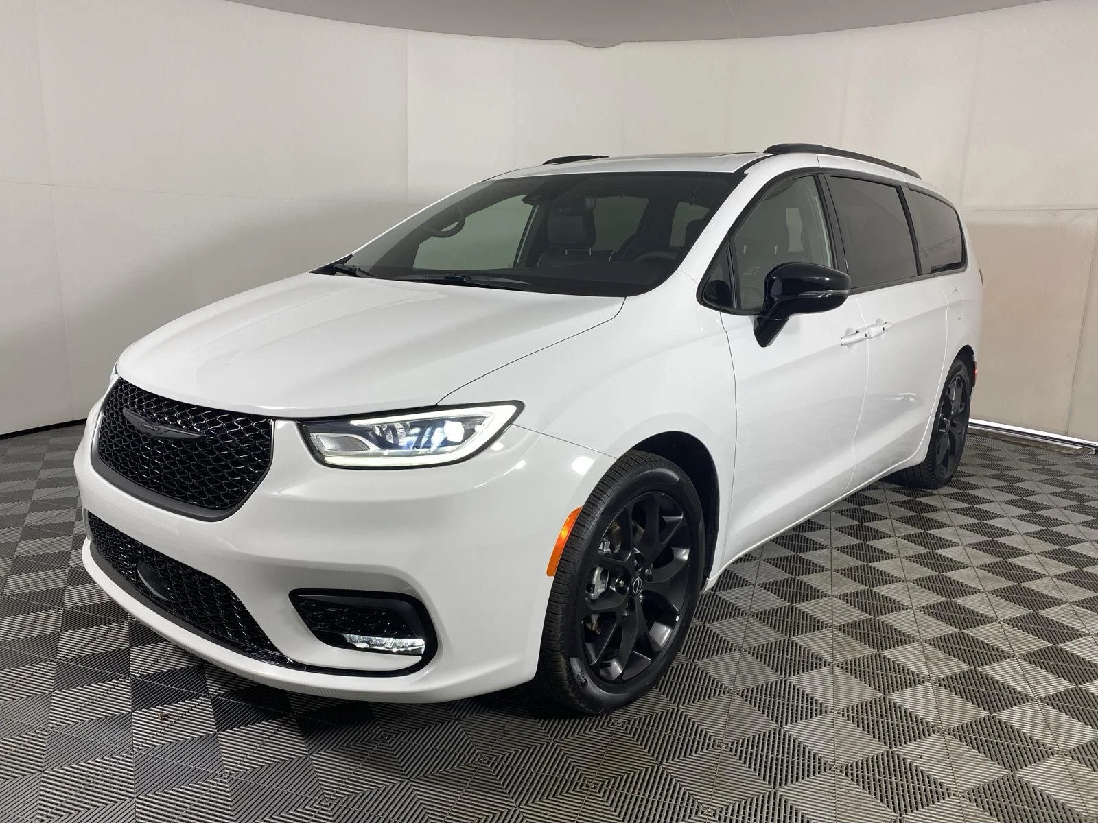Used 2025 Bright White Clearcoat Chrysler Limited image 13