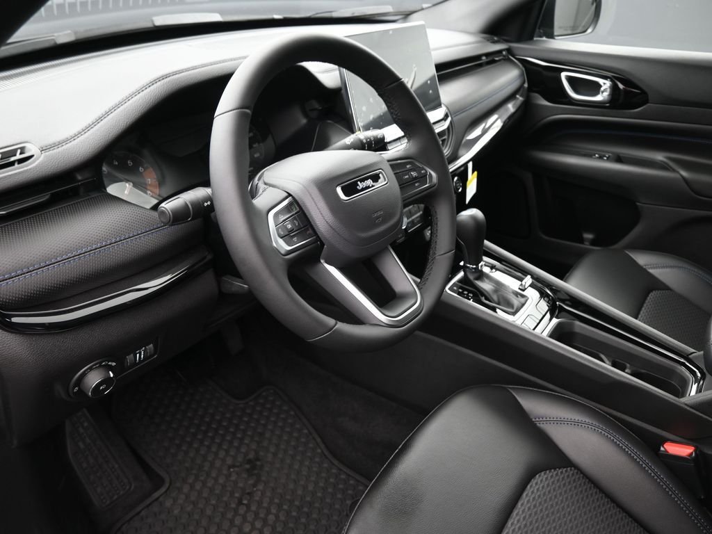 New 2026 Diamond Black Crystal Pearl-Coat Exterior Paint Jeep Latitude image 18