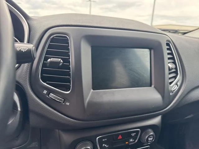 Used 2021 Granite Crystal Metallic Clearcoat Jeep Latitude image 25