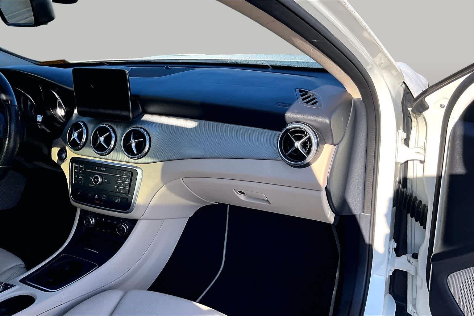 Used 2017 Cirrus White Mercedes-Benz GLA 250 image 19