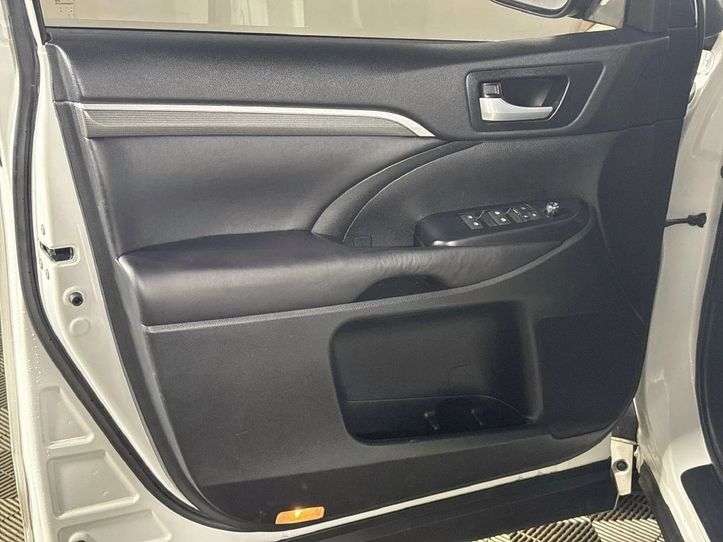 Used 2017 White Toyota SE image 10